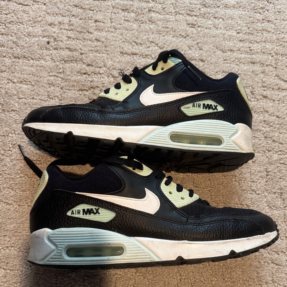 Nike Air Max Black, mint green and White Sneakers. Women’s size 10 EUC